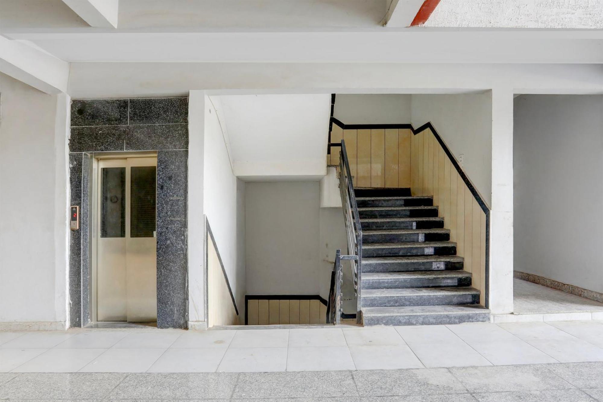 Super Townhouse Ambaji Formerly Hotel Kardhar Inn Eksteriør billede