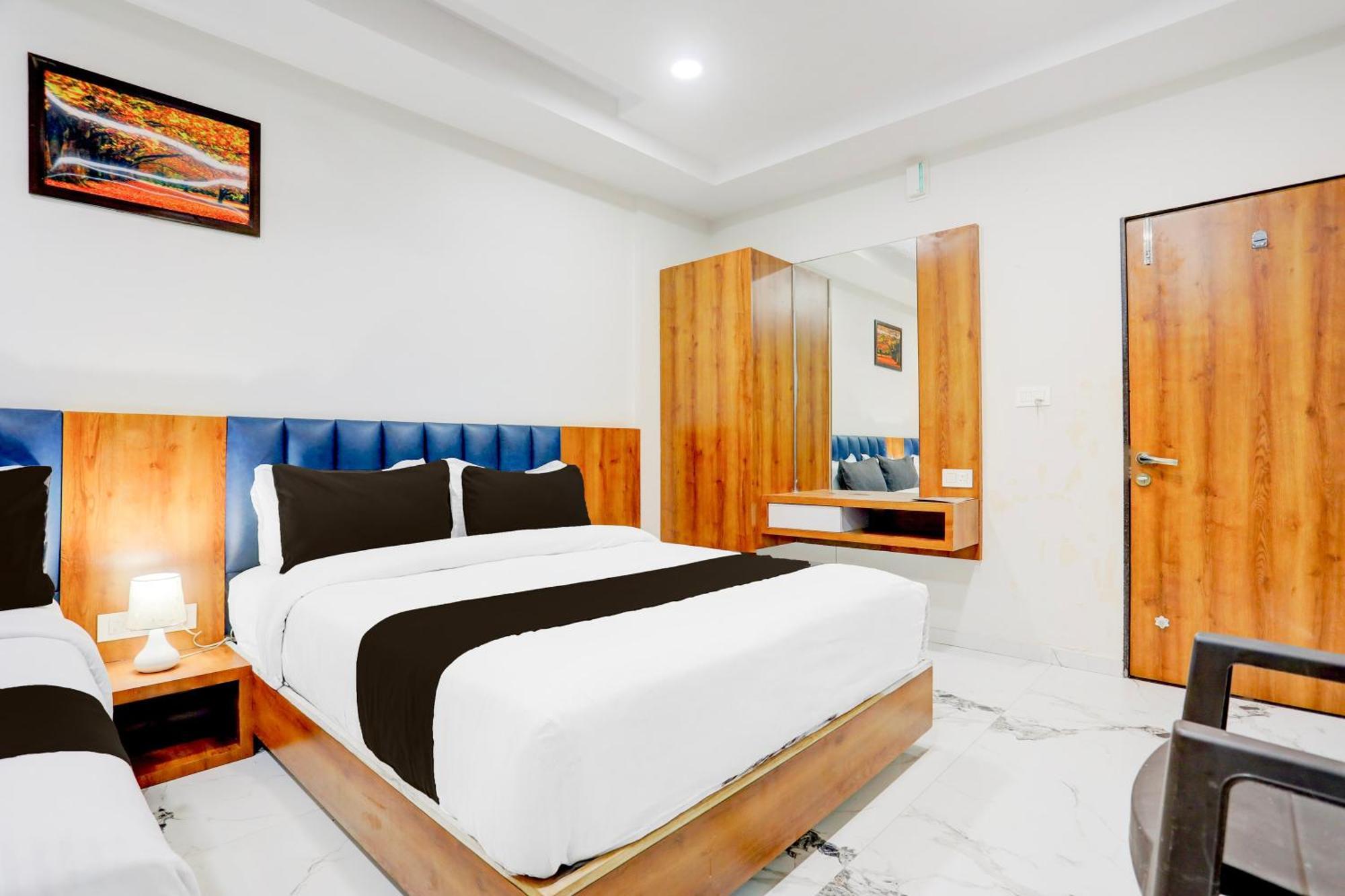 Super Townhouse Ambaji Formerly Hotel Kardhar Inn Eksteriør billede