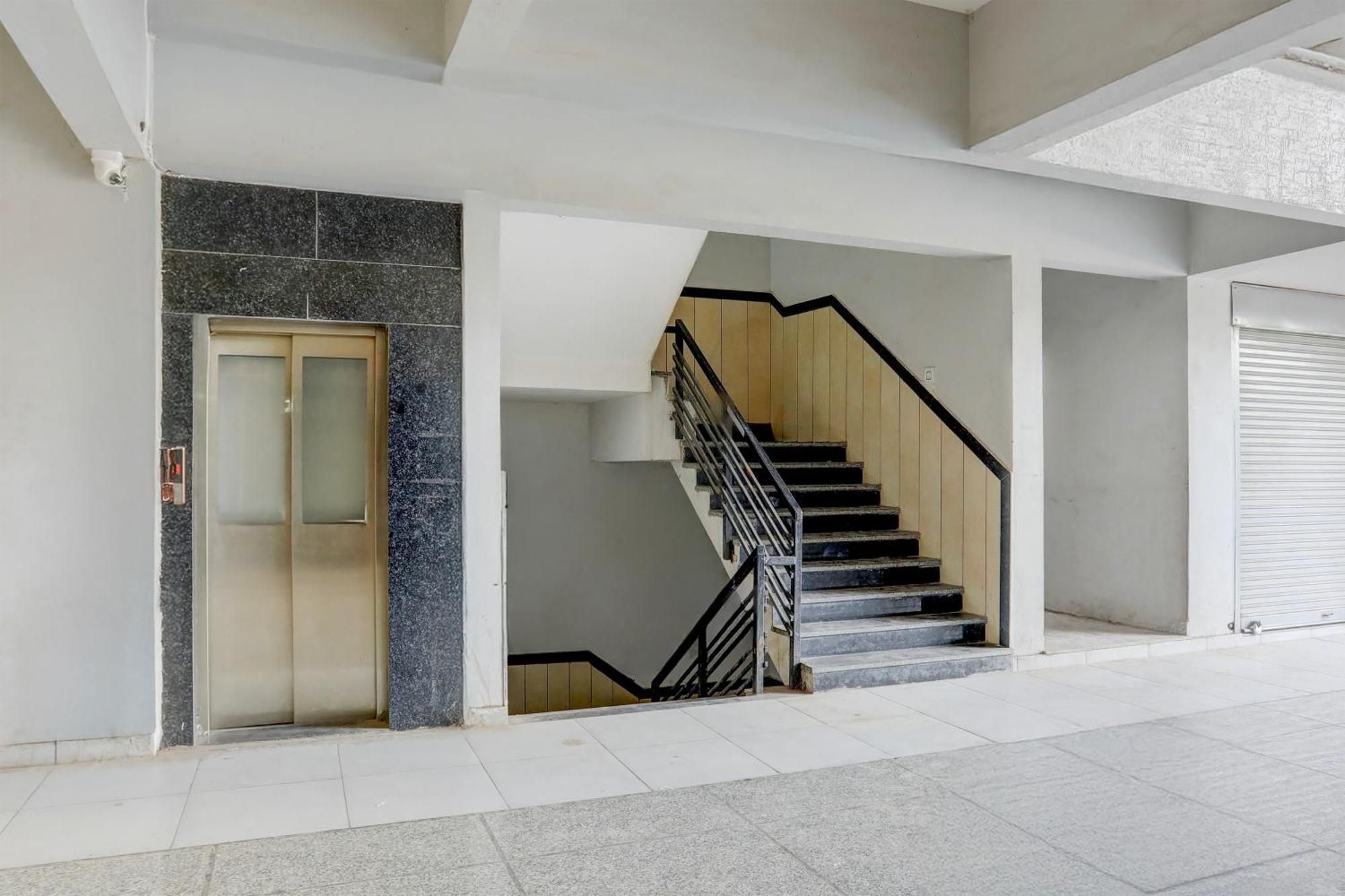 Super Townhouse Ambaji Formerly Hotel Kardhar Inn Eksteriør billede